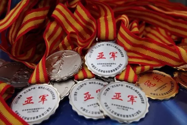 詹姆斯费城首秀表现抢眼，展现老将价值